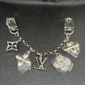 ✅ PRICE IS FIRM ✅ Fashion Silver Bag Charm Chain